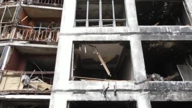 Ukrayna 'da savaş - Kyiv' de yanmış ve yıkılmış evler