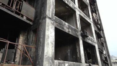 Ukrayna 'da savaş - Kyiv' de yanmış ve yıkılmış evler