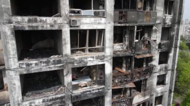 Ukrayna 'da savaş - Kyiv' de yanmış ve yıkılmış evler