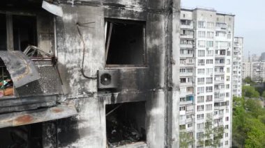 Ukrayna 'da savaş - Kyiv' de yanmış ve yıkılmış evler