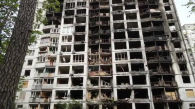 Ukrayna 'da savaş - Kyiv' de yanmış ve yıkılmış evler