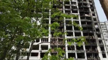 Ukrayna 'da savaş - Kyiv' de yanmış ve yıkılmış evler