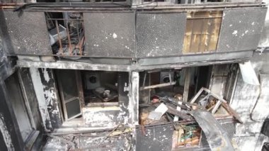 Ukrayna 'da savaş - Kyiv' de yanmış ve yıkılmış evler