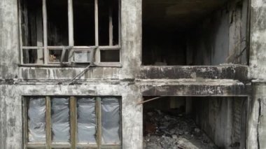 Ukrayna 'da savaş - Kyiv' de yanmış ve yıkılmış evler