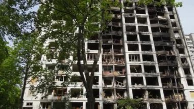 Ukrayna 'da savaş - Kyiv' de yanmış ve yıkılmış evler