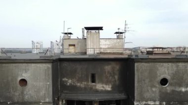 Ukrayna 'da savaş - Kyiv' de yanmış ve yıkılmış evler