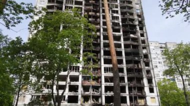 Ukrayna 'da savaş - Kyiv' de yanmış ve yıkılmış evler