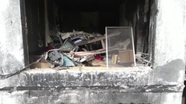 Ukrayna 'da savaş - Kyiv' de yanmış ve yıkılmış evler