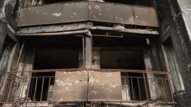 Ukrayna 'da savaş - Kyiv' de yanmış ve yıkılmış evler