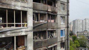 Ukrayna 'da savaş - Kyiv' de yanmış ve yıkılmış evler