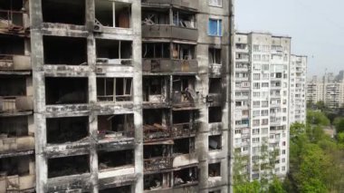 Ukrayna 'da savaş - Kyiv' de yanmış ve yıkılmış evler
