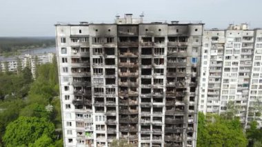Ukrayna 'da savaş - Kyiv' de yanmış ve yıkılmış evler