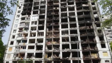 Ukrayna 'da savaş - Kyiv' de yanmış ve yıkılmış evler