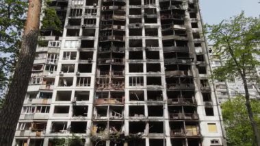 Ukrayna 'da savaş - Kyiv' de yanmış ve yıkılmış evler