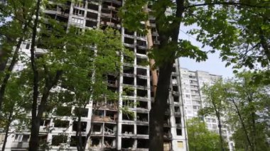 Ukrayna 'da savaş - Kyiv' de yanmış ve yıkılmış evler