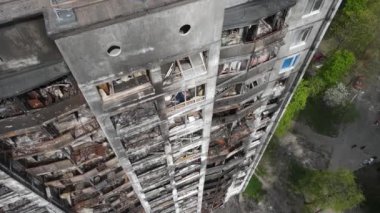 Ukrayna 'da savaş - Kyiv' de yanmış ve yıkılmış evler