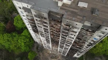 Ukrayna 'da savaş - Kyiv' de yanmış ve yıkılmış evler