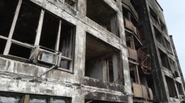 Ukrayna 'da savaş - Kyiv' de yanmış ve yıkılmış evler