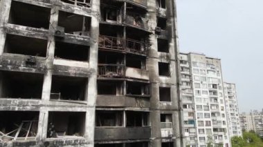Ukrayna 'da savaş - Kyiv' de yanmış ve yıkılmış evler