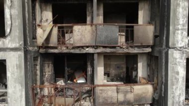 Ukrayna 'da savaş - Kyiv' de yanmış ve yıkılmış evler