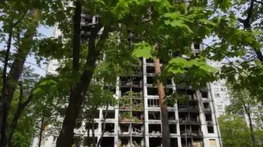 Ukrayna 'da savaş - Kyiv' de yanmış ve yıkılmış evler