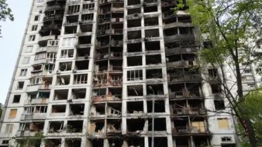 Ukrayna 'da savaş - Kyiv' de yanmış ve yıkılmış evler
