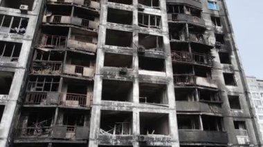 Ukrayna 'da savaş - Kyiv' de yanmış ve yıkılmış evler