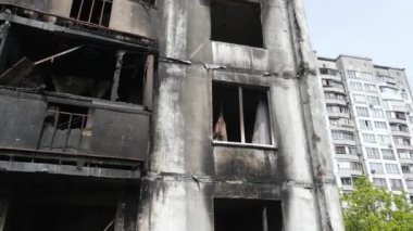Ukrayna 'da savaş - Kyiv' de yanmış ve yıkılmış evler