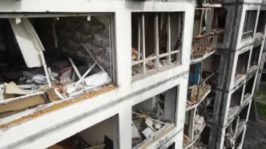 Ukrayna 'da savaş - Kyiv' de yanmış ve yıkılmış evler