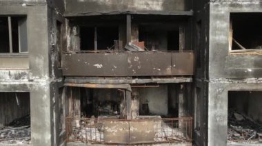 Ukrayna 'da savaş - Kyiv' de yanmış ve yıkılmış evler
