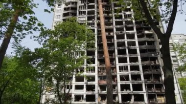 Ukrayna 'da savaş - Kyiv' de yanmış ve yıkılmış evler