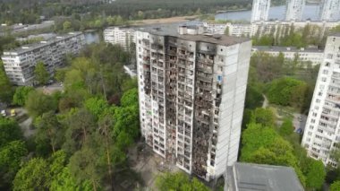 Ukrayna 'da savaş - Kyiv' de yanmış ve yıkılmış evler