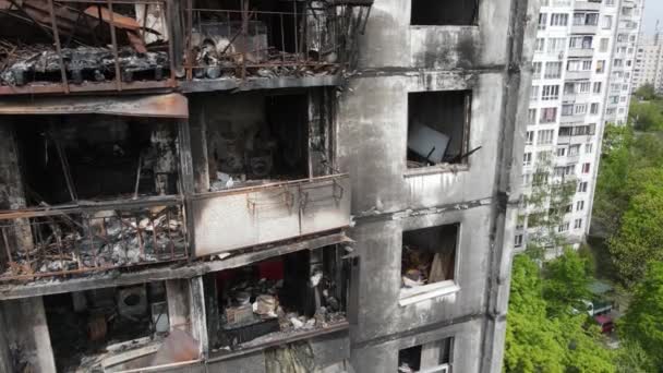 Krieg Der Ukraine Niedergebranntes Und Zerstörtes Haus Kiew — Stockvideo
