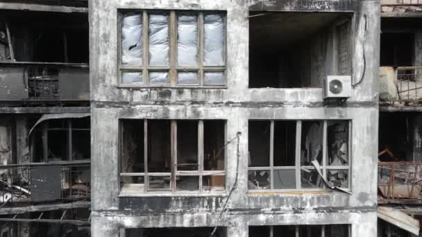 Krieg Der Ukraine Niedergebranntes Und Zerstörtes Haus Kiew — Stockvideo