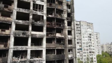 Ukrayna 'da savaş - Kyiv' de yanmış ve yıkılmış evler