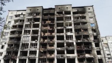 Ukrayna 'da savaş - Kyiv' de yanmış ve yıkılmış evler