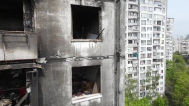 Ukrayna 'da savaş - Kyiv' de yanmış ve yıkılmış evler