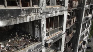 Ukrayna 'da savaş - Kyiv' de yanmış ve yıkılmış evler