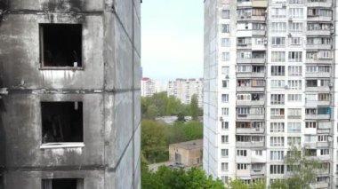 Ukrayna 'da savaş - Kyiv' de yanmış ve yıkılmış evler