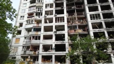 Ukrayna 'da savaş - Kyiv' de yanmış ve yıkılmış evler