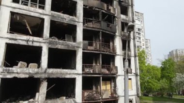 Ukrayna 'da savaş - Kyiv' de yanmış ve yıkılmış evler