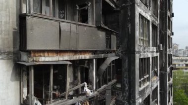 Ukrayna 'da savaş - Kyiv' de yanmış ve yıkılmış evler