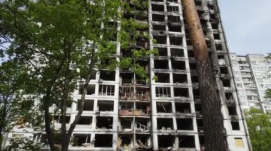 Ukrayna 'da savaş - Kyiv' de yanmış ve yıkılmış evler