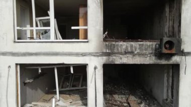 Ukrayna 'da savaş - Kyiv' de yanmış ve yıkılmış evler