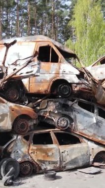 Irpin, Ukrayna 'da çarpışan ve vurulan arabaların dikey videosu - savaşın sonuçları