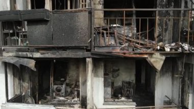Ukrayna 'da savaş - Kyiv' de yanmış ve yıkılmış evler