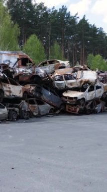 Irpin, Ukrayna 'da çarpışan ve vurulan arabaların dikey videosu - savaşın sonuçları