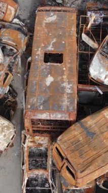 Irpin, Ukrayna 'da çarpışan ve vurulan arabaların dikey videosu - savaşın sonuçları