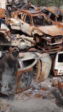Irpin, Ukrayna 'da çarpışan ve vurulan arabaların dikey videosu - savaşın sonuçları