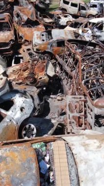 Irpin, Ukrayna 'da çarpışan ve vurulan arabaların dikey videosu - savaşın sonuçları